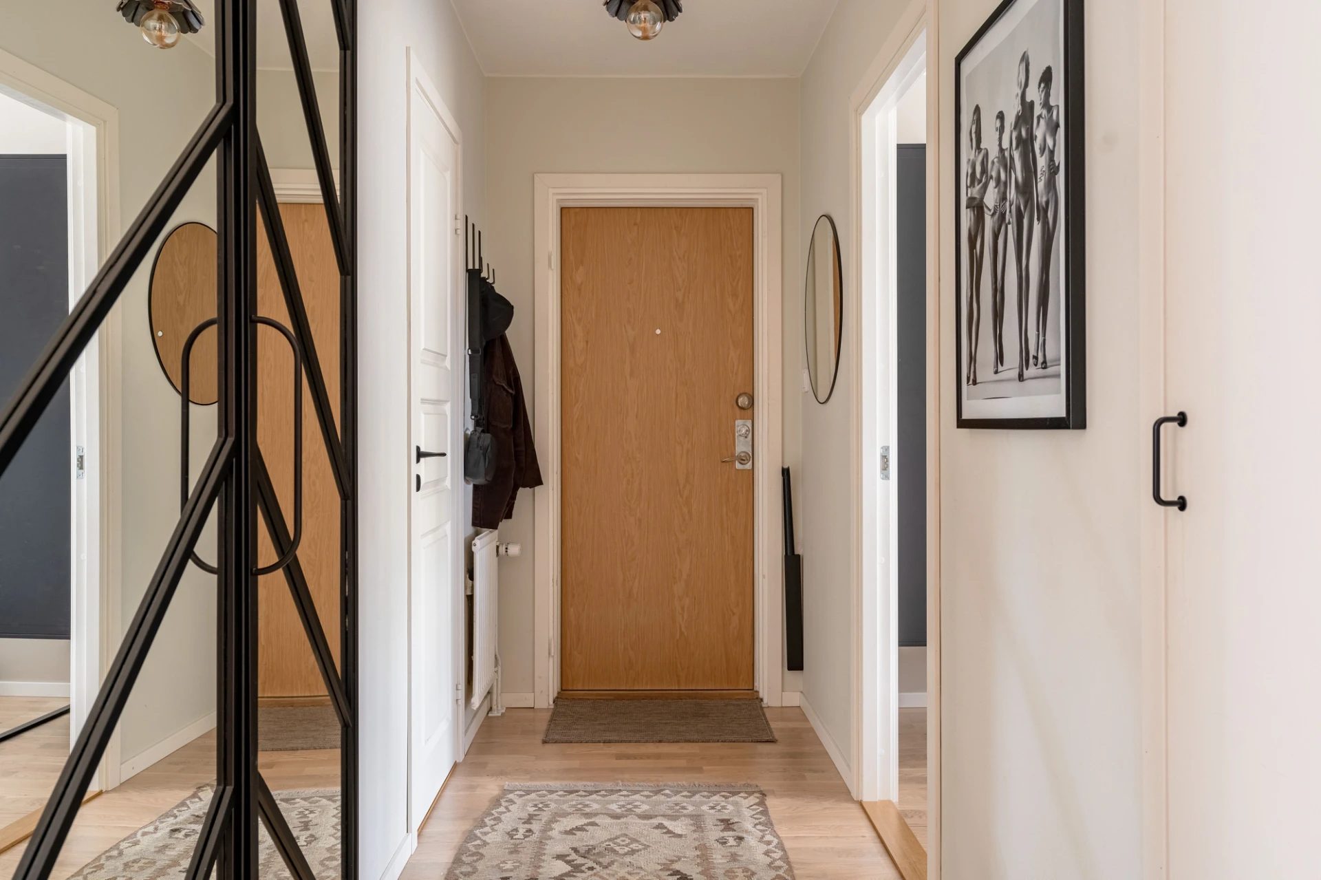 entrée placard miroir décoration contemporaine appartement 73m2 entrée placard miroir décoration contemporaine appartement 73m2