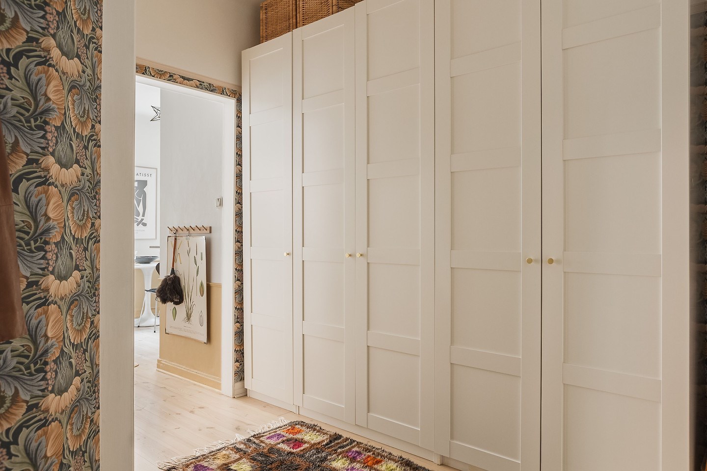 entrée avec papier-peint et armoire Pax Ikea entrée avec papier-peint et armoire Pax Ikea