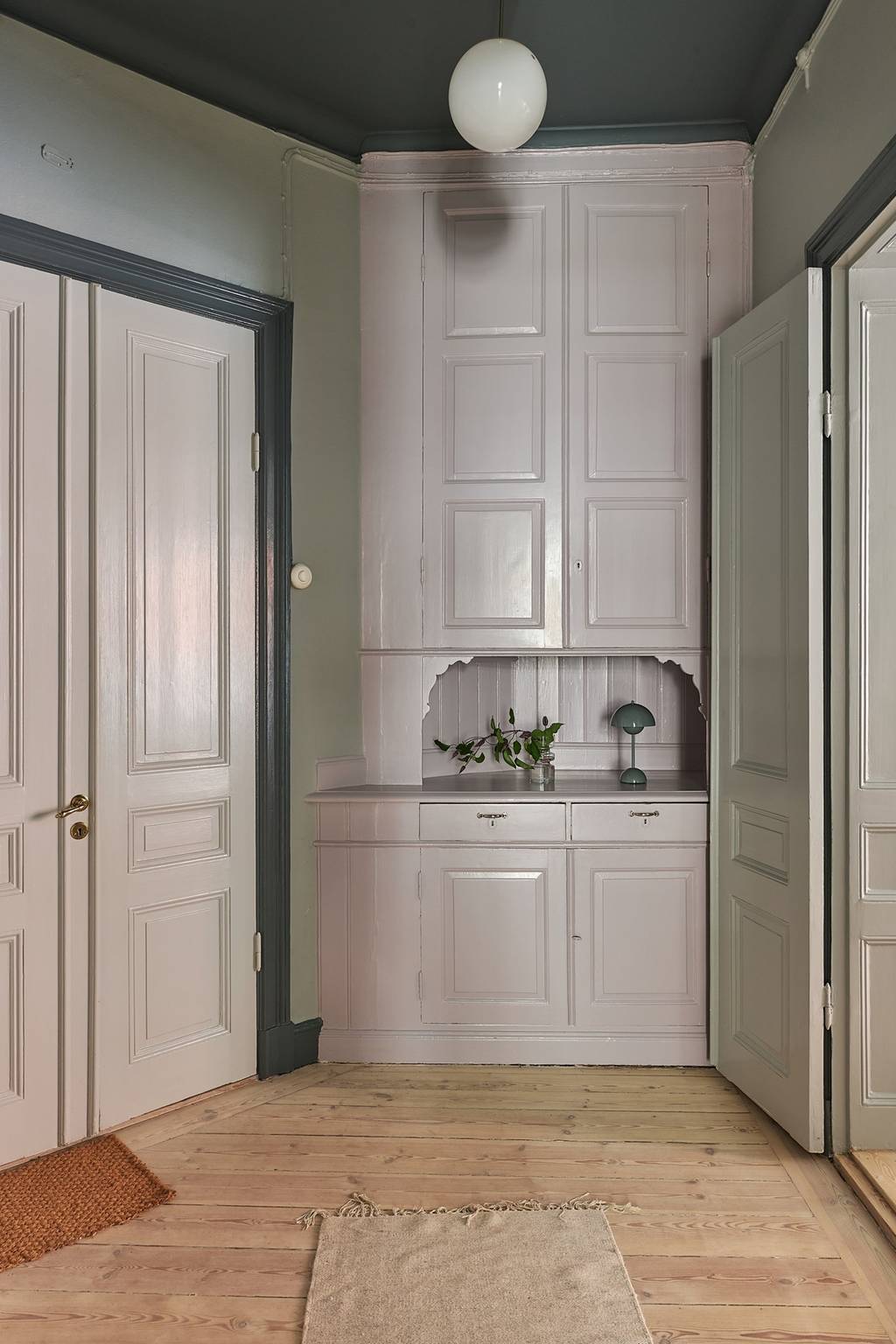 entrée avec parquet décoration scandinave plafond vert