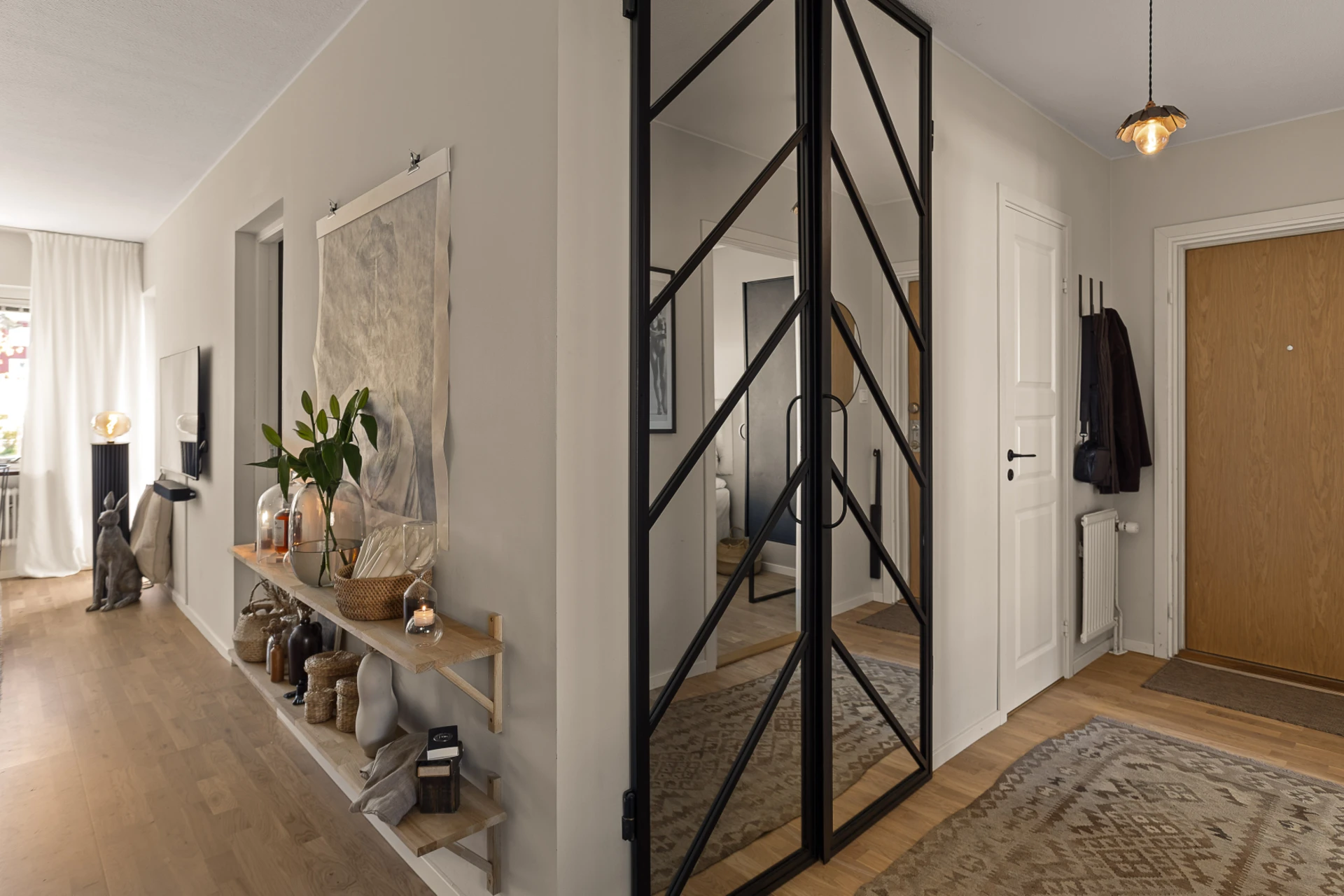 entrée placard miroir décoration contemporaine appartement 73m2 entrée placard miroir décoration contemporaine appartement 73m2