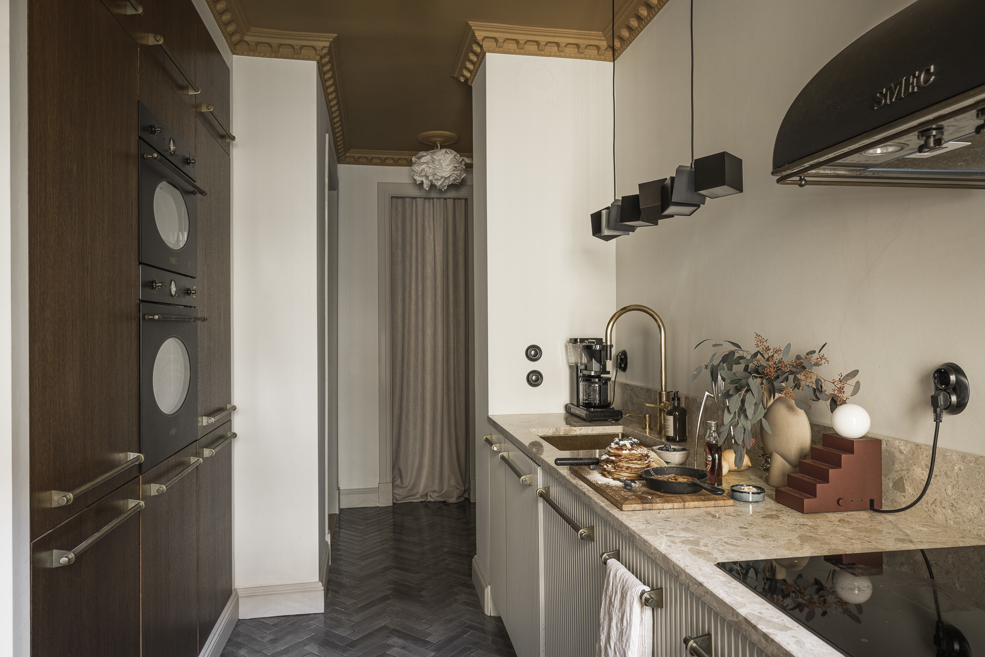 cuisine plafond peint en jaune décoration contemporaine