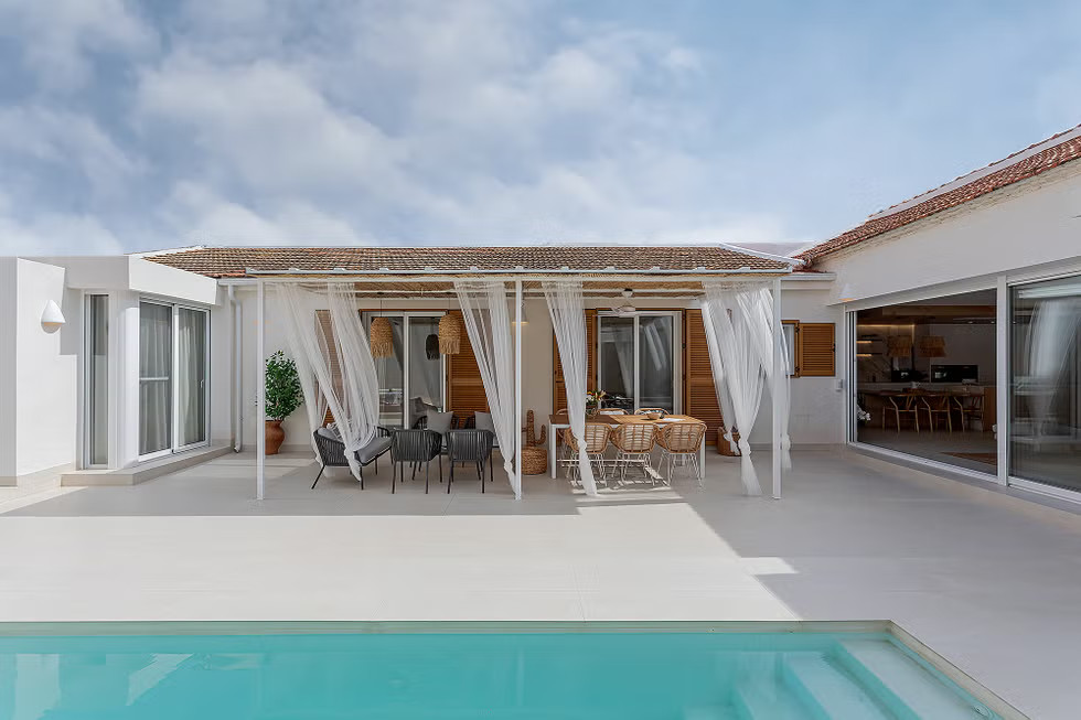 terrasse avec pergola maison de plage avec patio et piscine terrasse avec pergola maison de plage avec patio et piscine