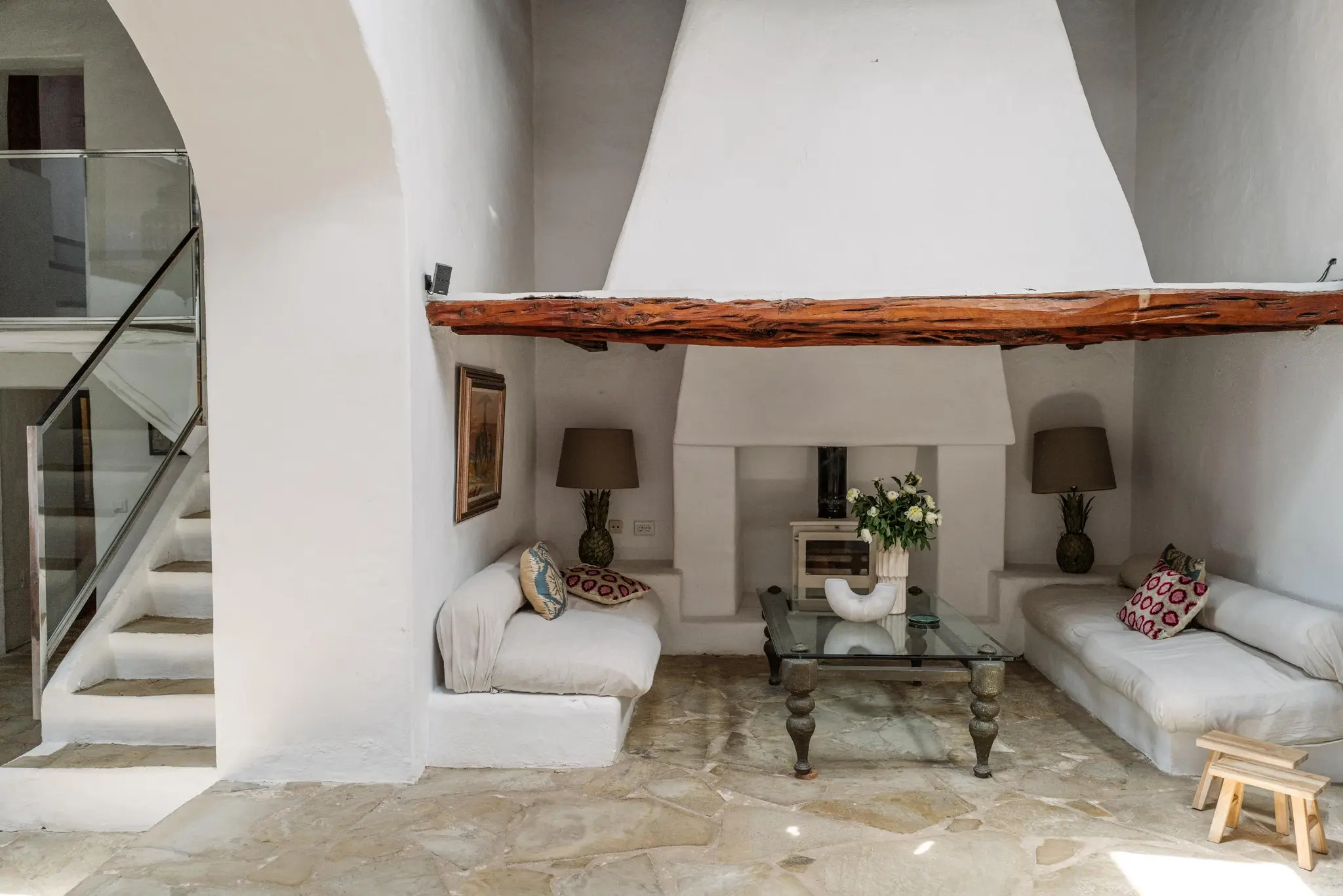 salon avec immense cheminée maison Ibiza par Blakstad salon avec immense cheminée maison Ibiza par Blakstad