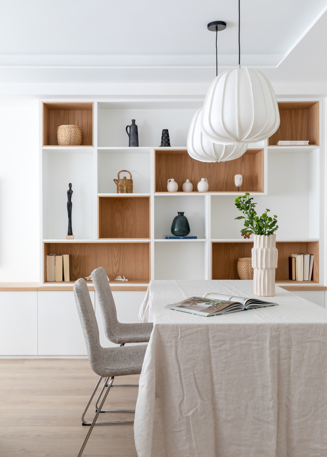 salon avec bibliothèque décoration contemporaine appartement 81m2 salon avec bibliothèque décoration contemporaine appartement 81m2
