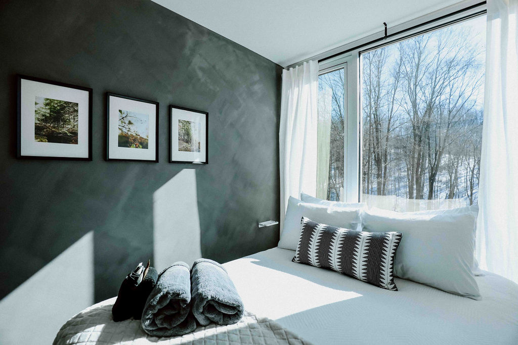 chambre blanche et grise