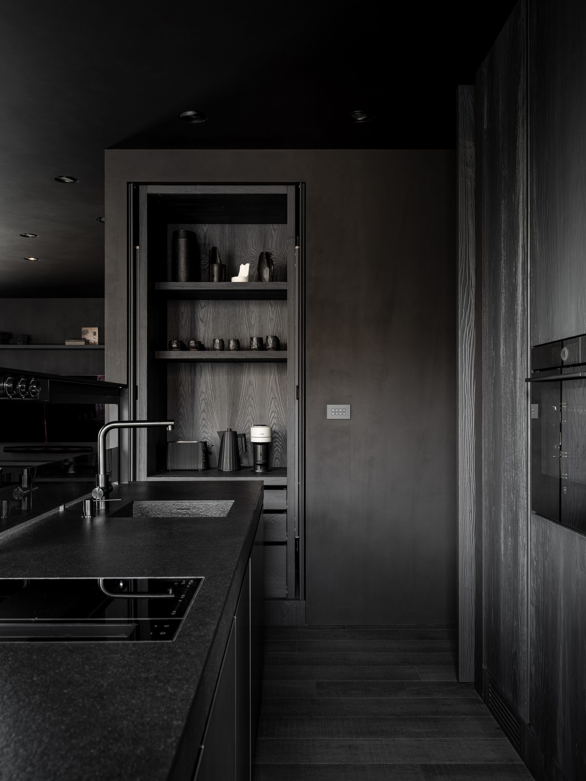 cuisine design appartement contemporain intégralement noir