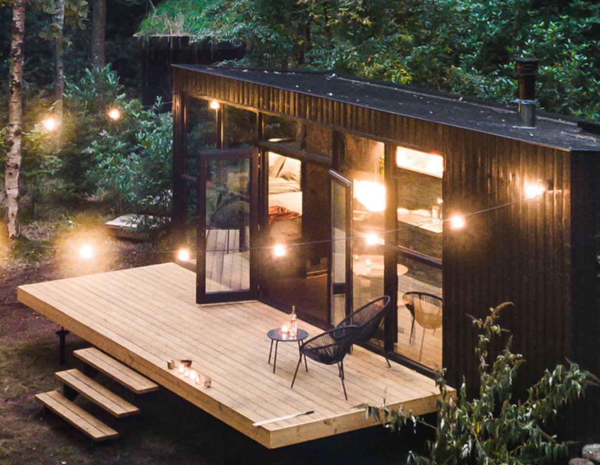 Une petite maison noire des Flandres entourée de nature