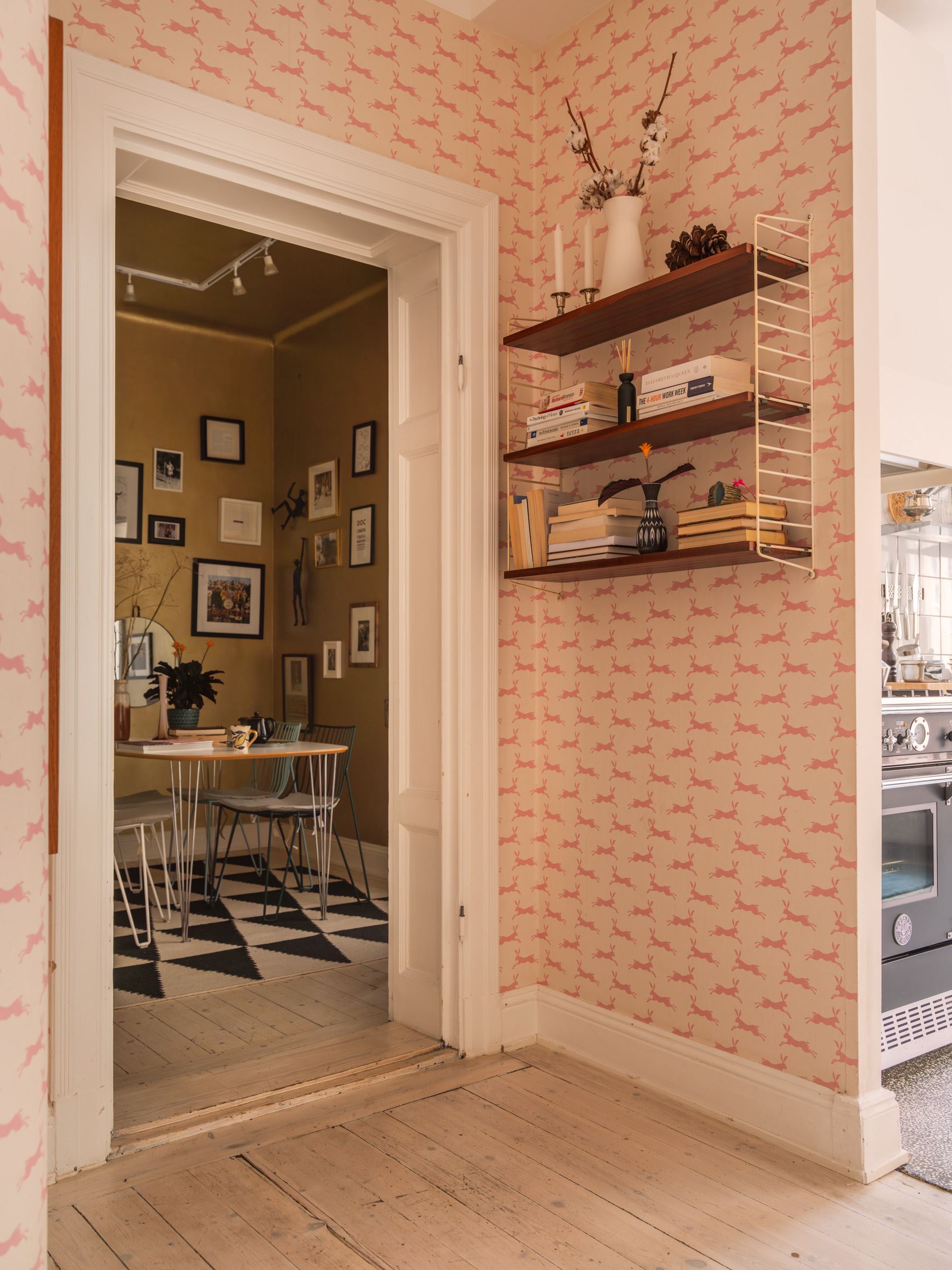 entrée avec papier-peint trois-pièces de 53m2 vintage entrée avec papier-peint trois-pièces de 53m2 vintage