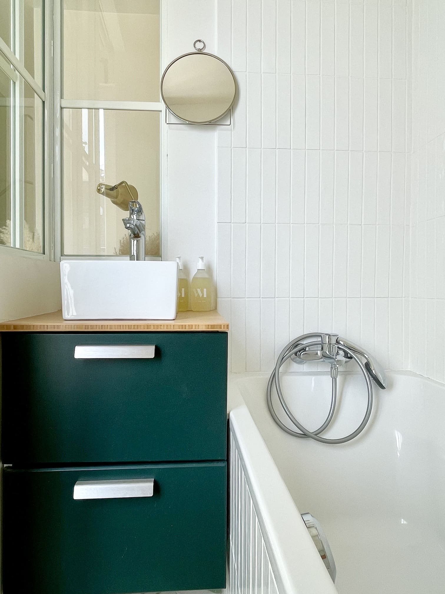 chambre avec petite salle de bain appartement Paris par Happy Pog Charlotte Gille chambre avec petite salle de bain appartement Paris par Happy Pog Charlotte Gille