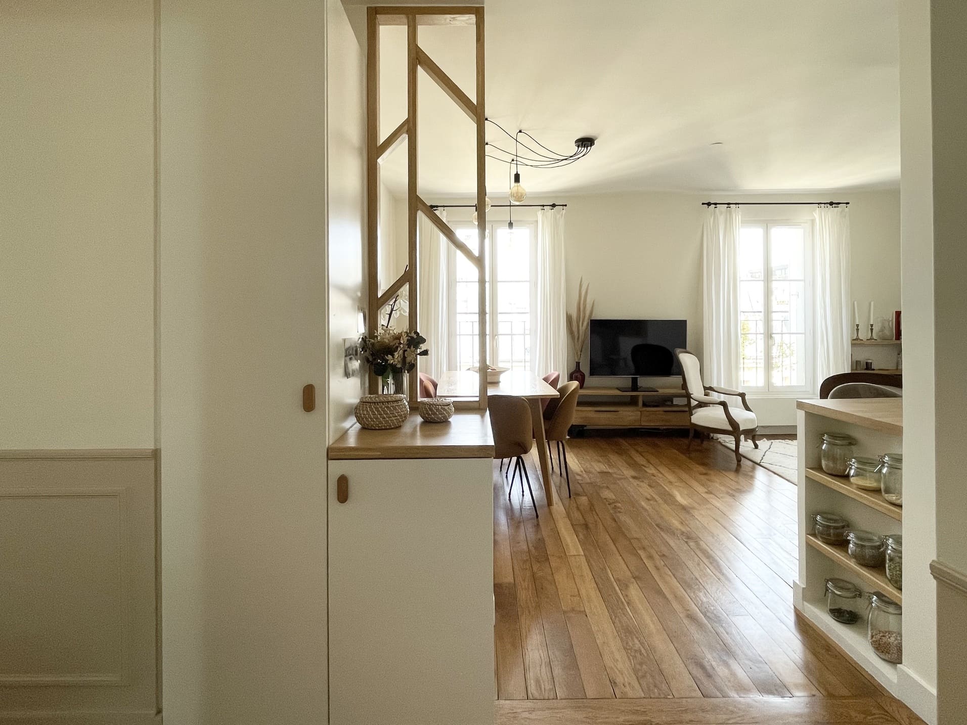 entrée avec claustra bois appartement Paris par Happy Pog Charlotte Gille entrée avec claustra bois appartement Paris par Happy Pog Charlotte Gille