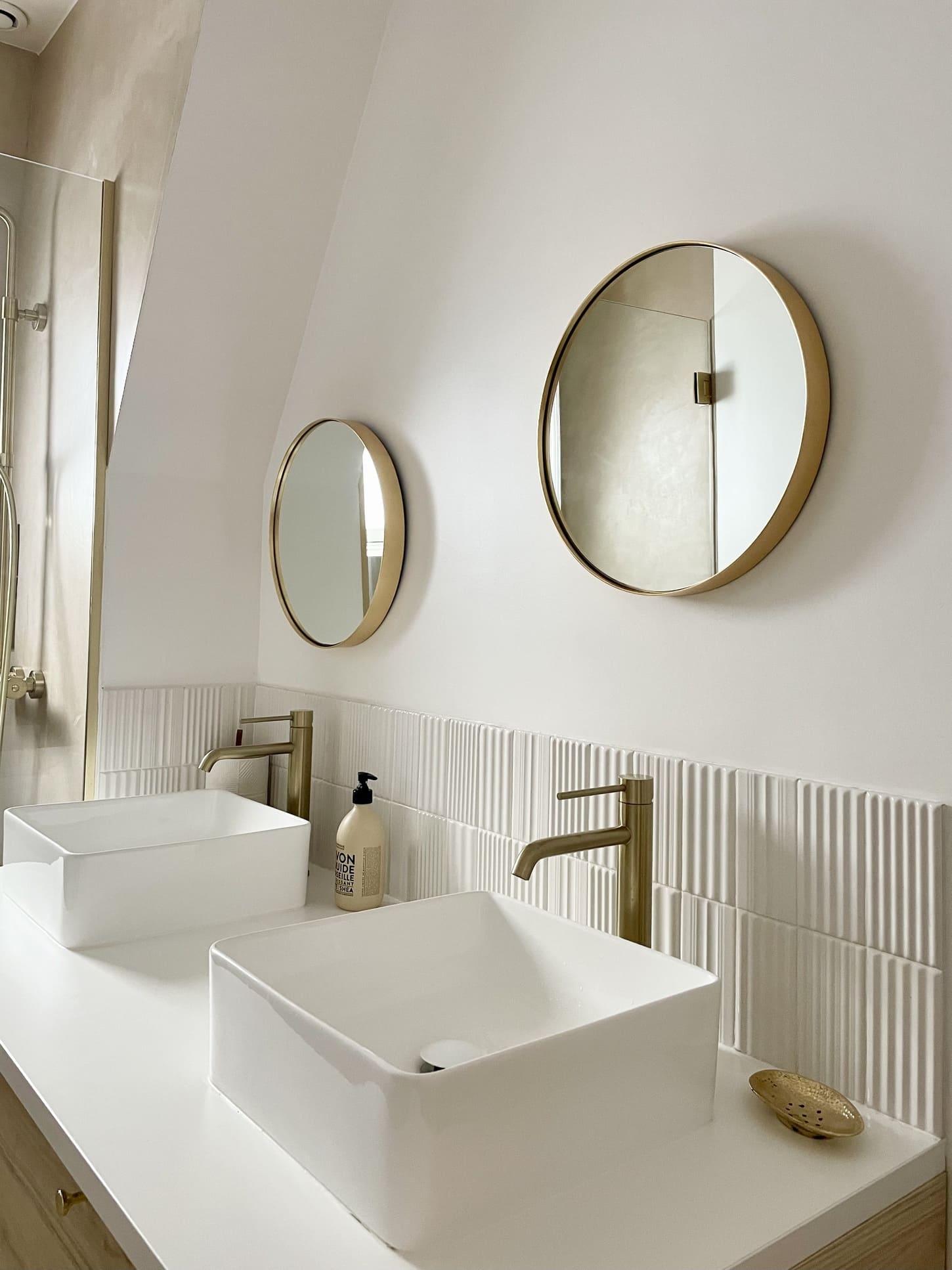 salle de bain deux vasques rondes posées rénovation par Happy Pog Charlotte Gille salle de bain deux vasques rondes posées rénovation par Happy Pog Charlotte Gille