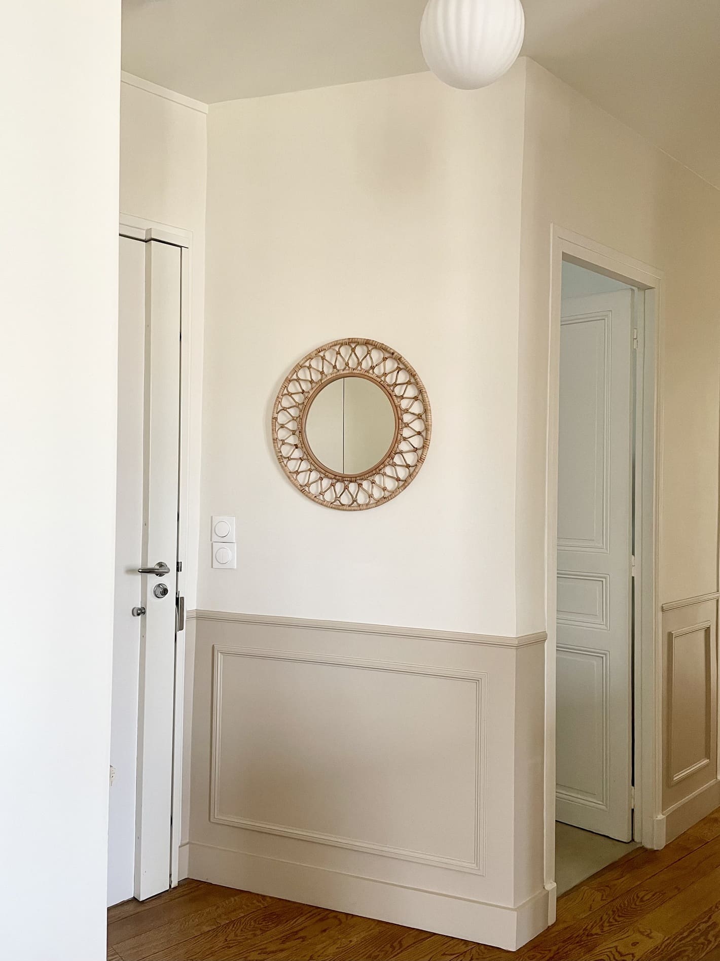 entrée avec moulures appartement Paris par Happy Pog Charlotte Gille entrée avec moulures appartement Paris par Happy Pog Charlotte Gille