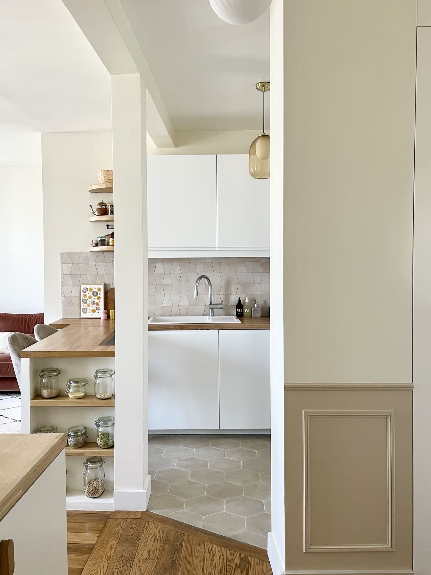 cuisine ouverte avec tomettes grises appartement Paris par Happy Pog Charlotte Gille cuisine ouverte avec tomettes grises appartement Paris par Happy Pog Charlotte Gille