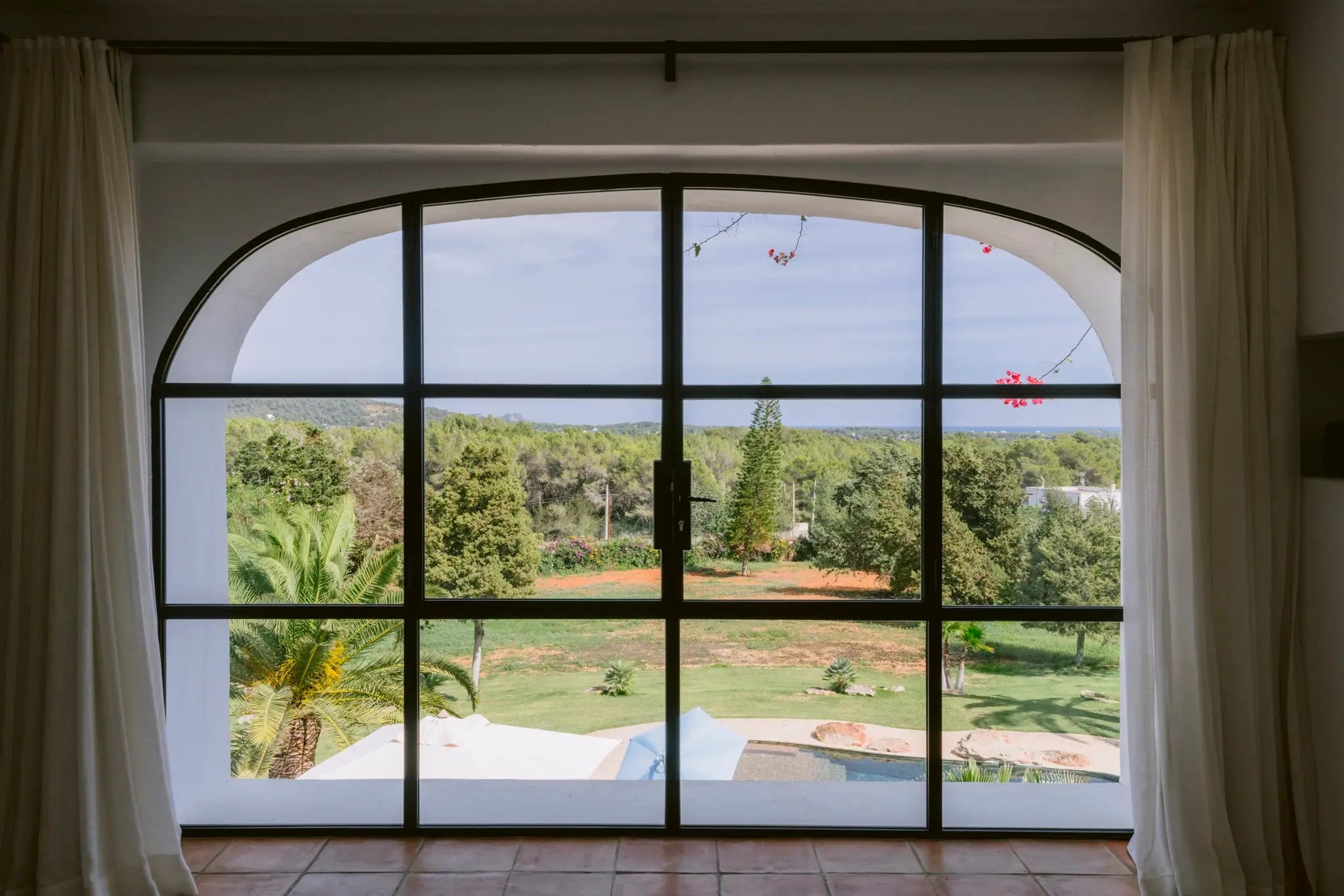 vue sur mer depuis fenêtre vue sur mer depuis fenêtre