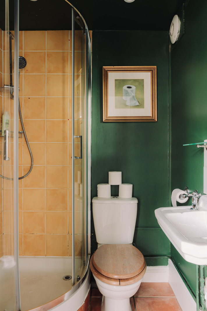 salle de douche verte et jaune