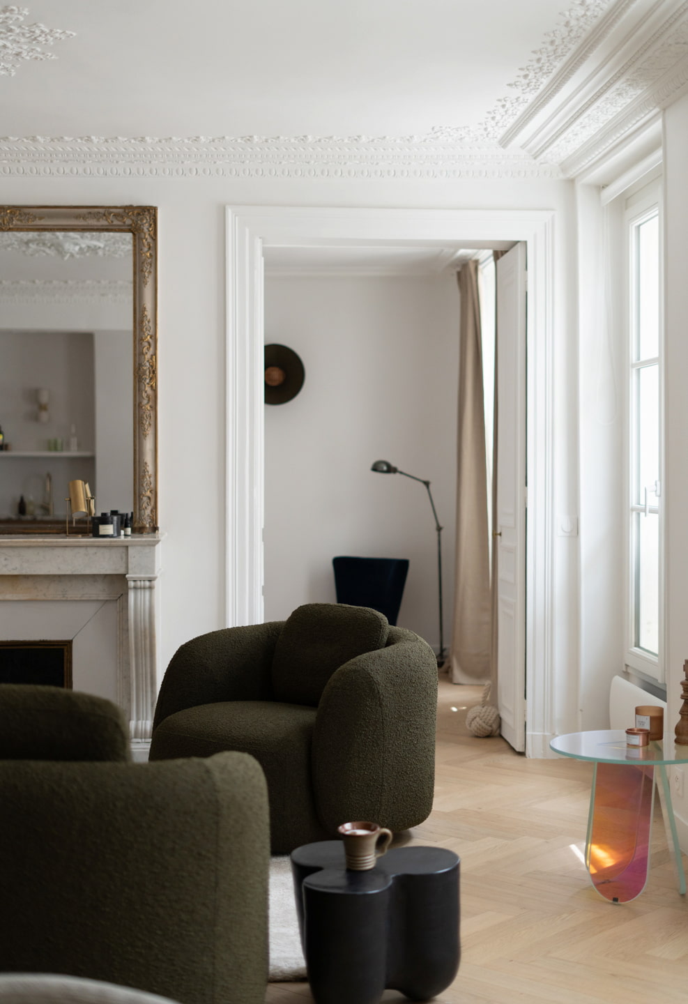 salon avec moulures et cheminée appartement haussmannien Paris décoration design salon avec moulures et cheminée appartement haussmannien Paris décoration design