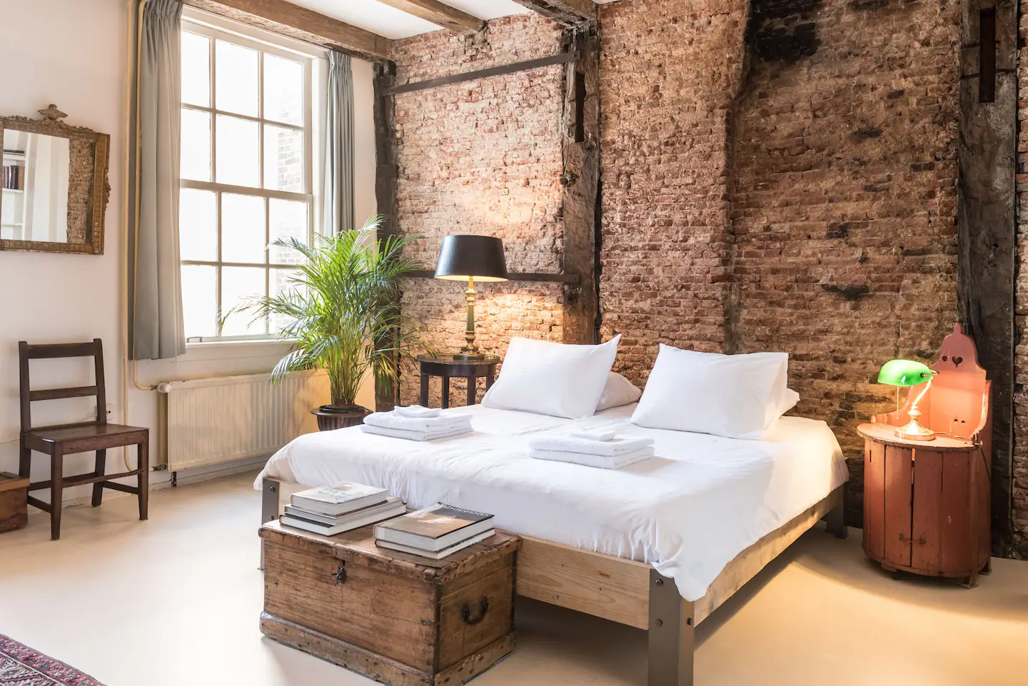 chambre mur briques anciennes et poutres appartement Amsterdam chambre mur briques anciennes et poutres appartement Amsterdam