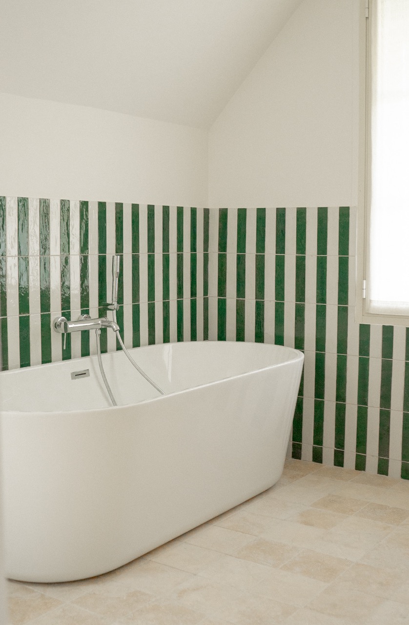 salle de bain design blanche et verte The Oasis House