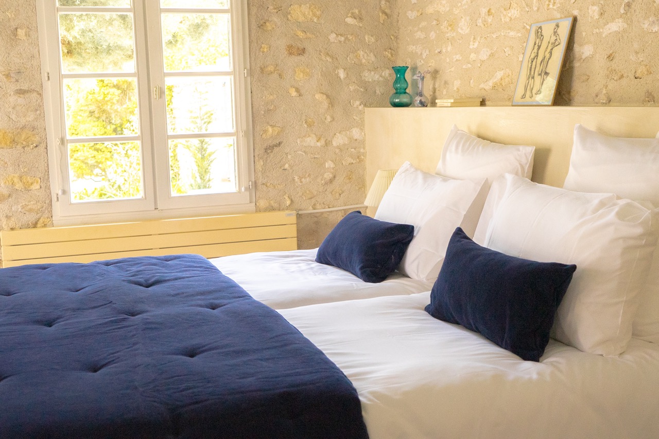 chambre mur en pierres maison de campagne ancienne The Oasis House