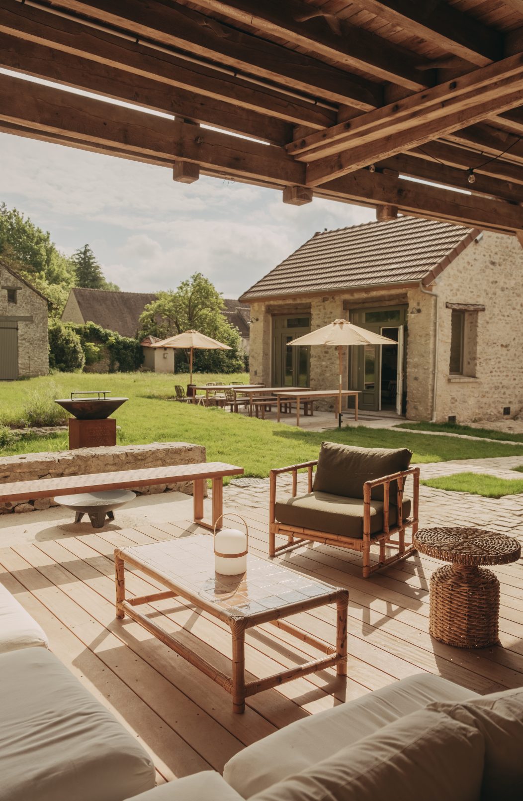 terrasse avec pergola maison de campagne ancienne The Oasis House