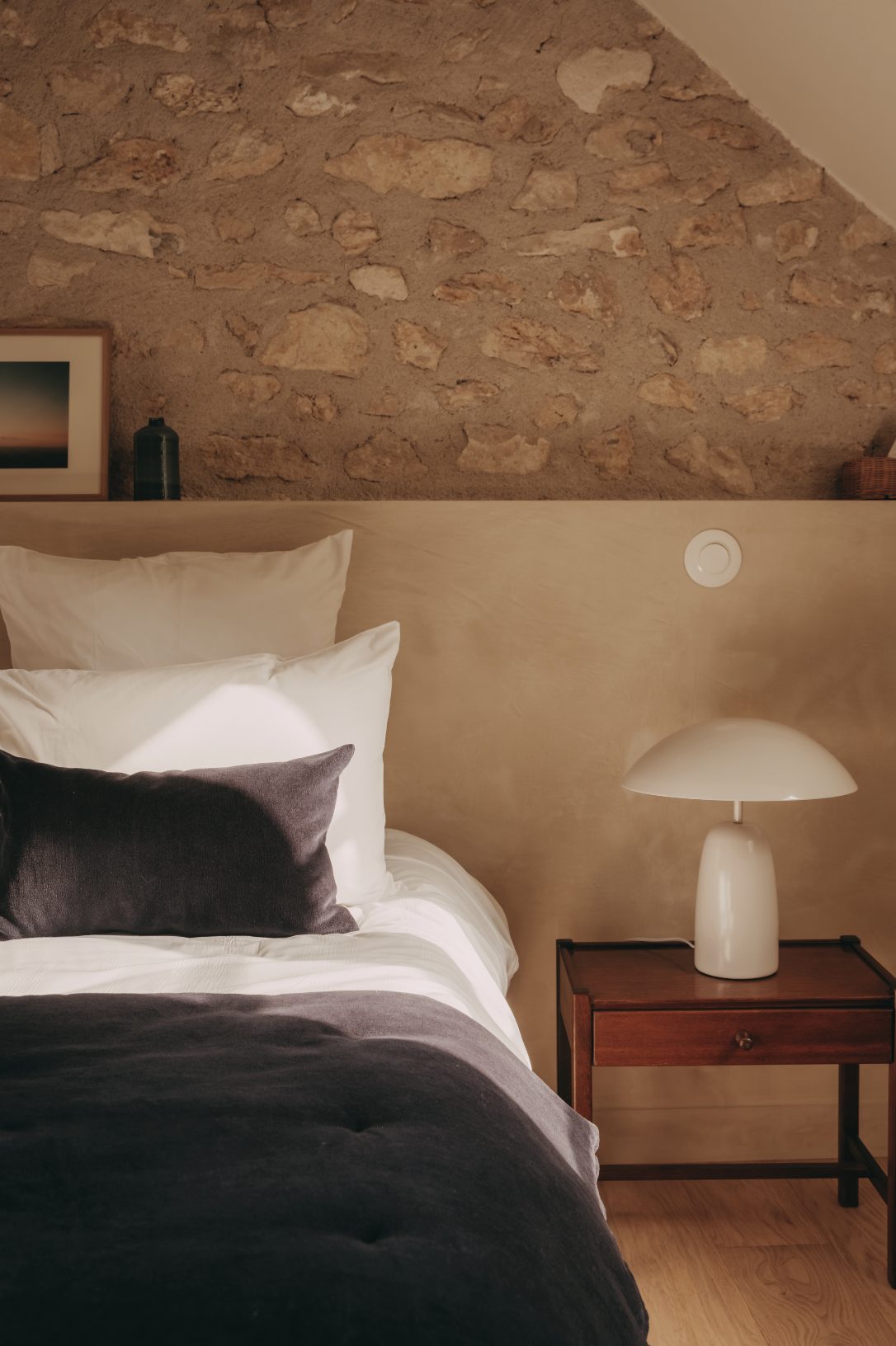 chambre murs de pierres maison de campagne ancienne The Oasis House