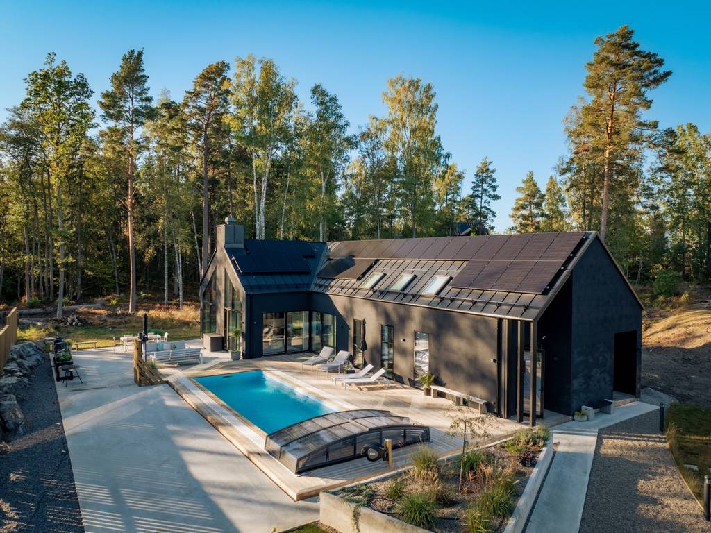 maison noire avec piscine
