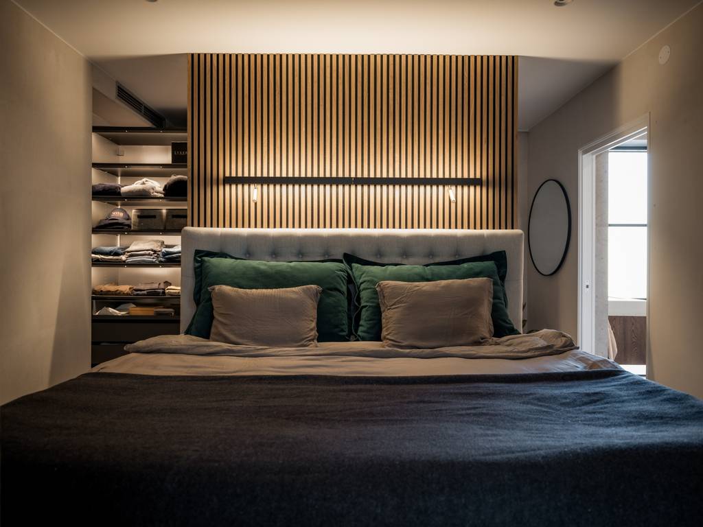 chambre avec tasseaux bois décoration scandinave