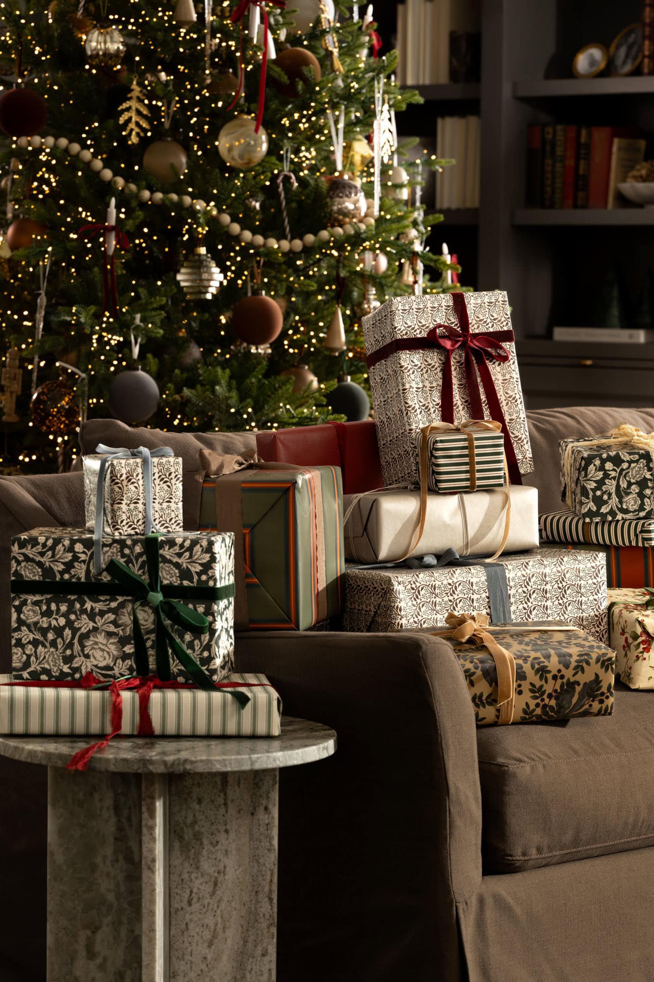 sapin décoration Noël classique et sombre Studio McGee sapin décoration Noël classique et sombre Studio McGee