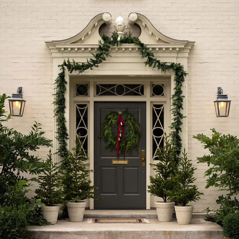 porte avec couronne décoration Noël classique et sombre Studio McGee porte avec couronne décoration Noël classique et sombre Studio McGee