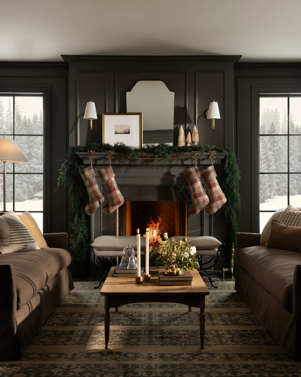 salon décoration Noël classique et sombre Studio McGee salon décoration Noël classique et sombre Studio McGee