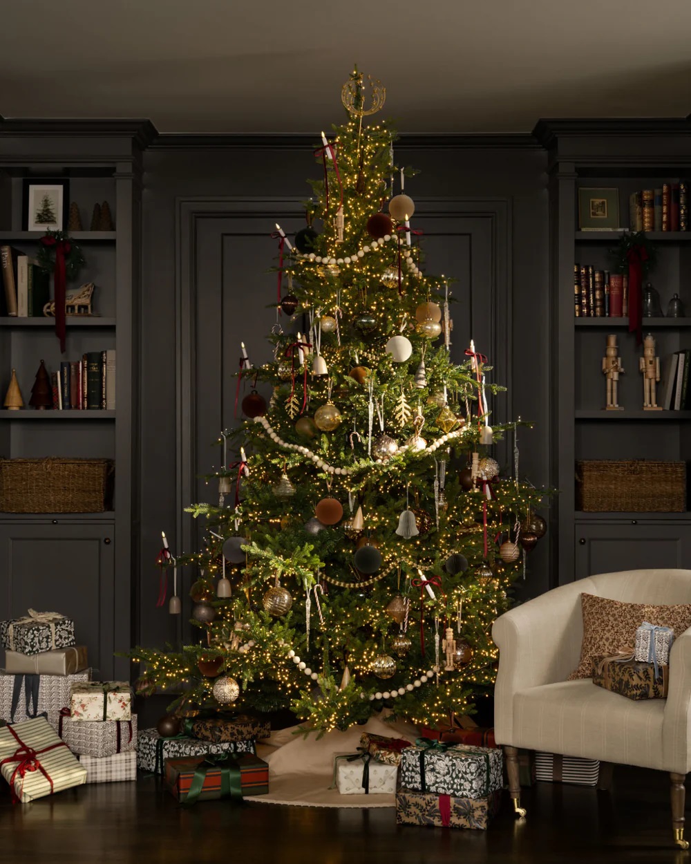 salon décoration Noël classique et sombre Studio McGee salon décoration Noël classique et sombre Studio McGee