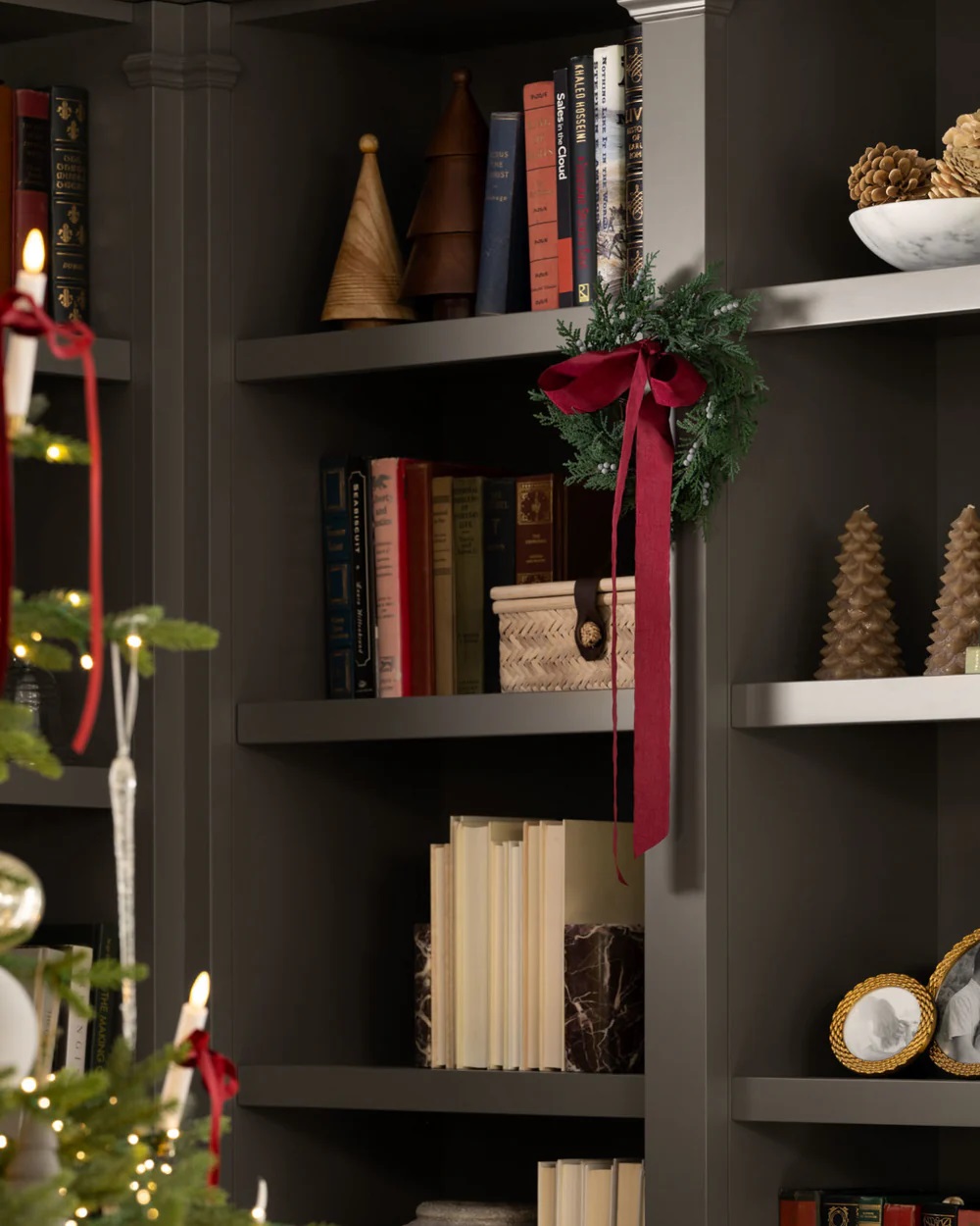 salon décoration Noël classique et sombre Studio McGee salon décoration Noël classique et sombre Studio McGee