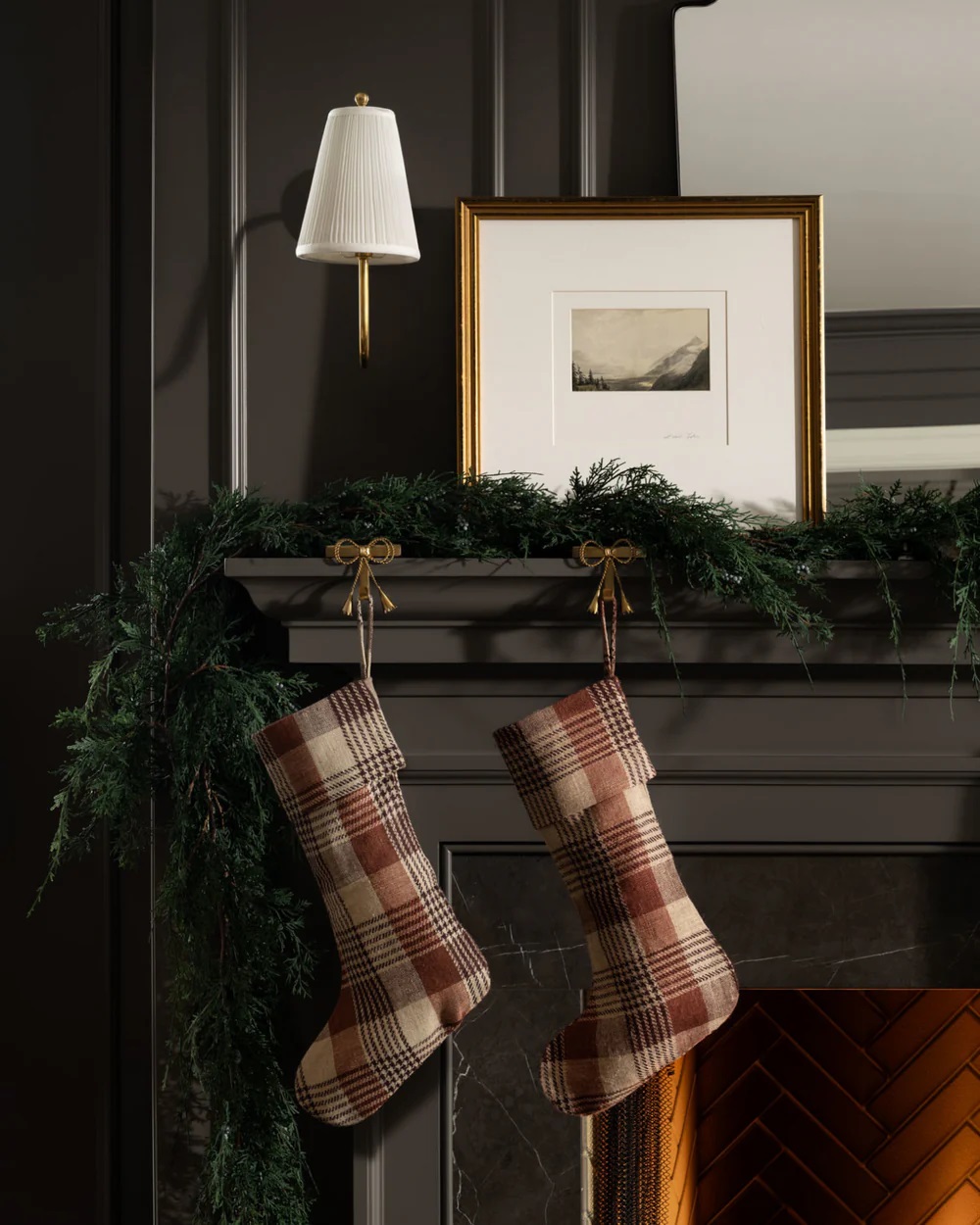 salon décoration Noël classique et sombre Studio McGee salon décoration Noël classique et sombre Studio McGee