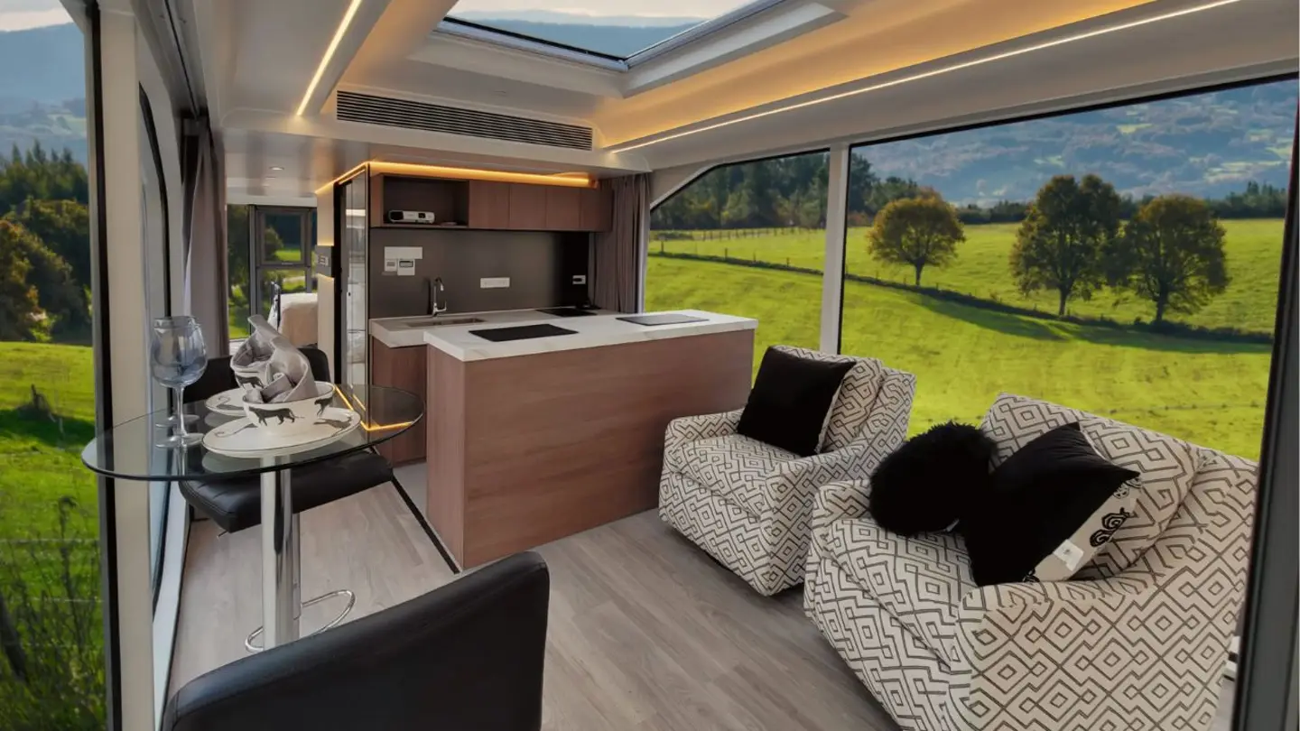 salon et cuisine petite maison 38m2 lignes futuristes Massimo Modular salon et cuisine petite maison 38m2 lignes futuristes Massimo Modular