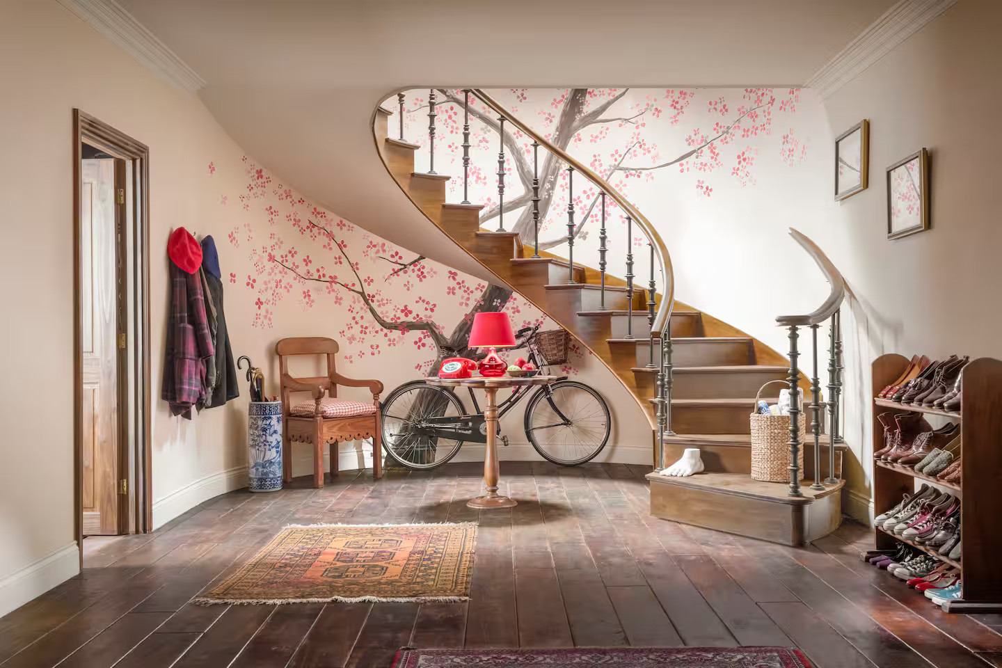 entrée avec escalier en colimaçon décoration colorée maison Airbnb ours Padington Londres entrée avec escalier en colimaçon décoration colorée maison Airbnb ours Padington Londres