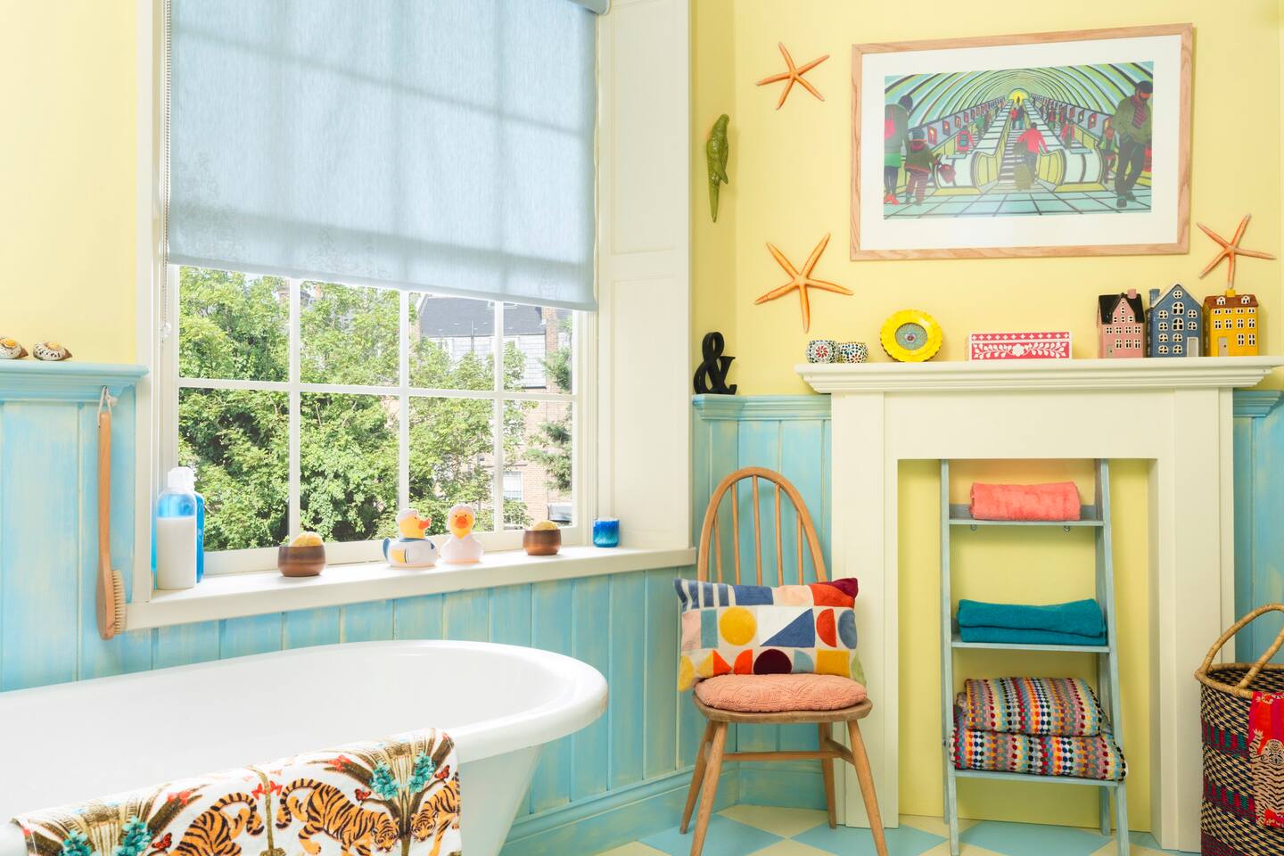 salle de bain décoration colorée maison Airbnb ours Padington Londres salle de bain décoration colorée maison Airbnb ours Padington Londres