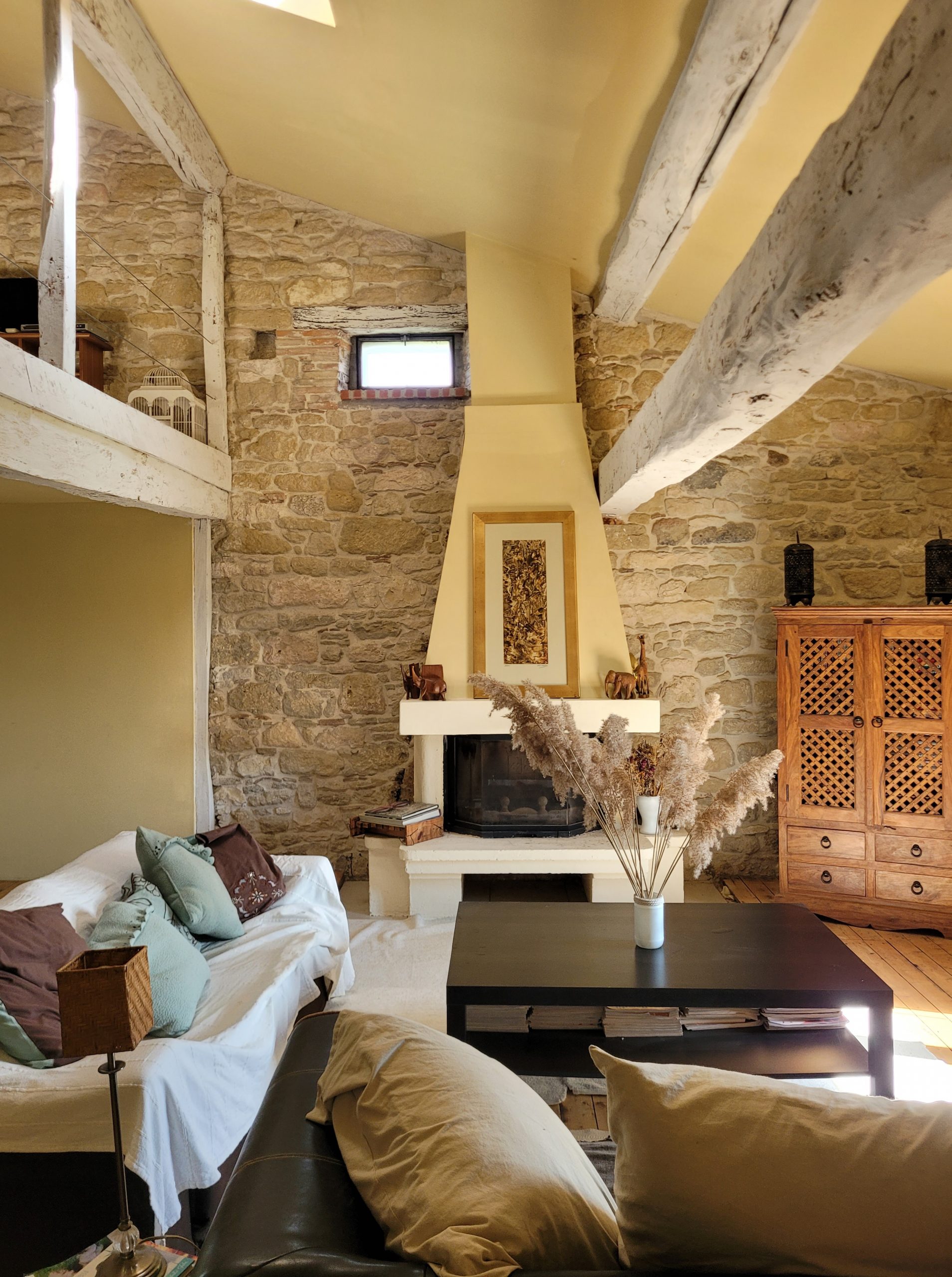 salon avec cheminée décoration rustique chic maison en pierres dans le Lauragais salon avec cheminée décoration rustique chic maison en pierres dans le Lauragais