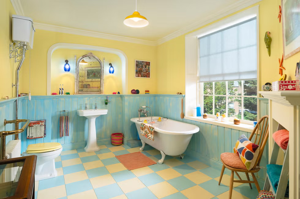 salle de bain décoration colorée maison Airbnb ours Padington Londres salle de bain décoration colorée maison Airbnb ours Padington Londres