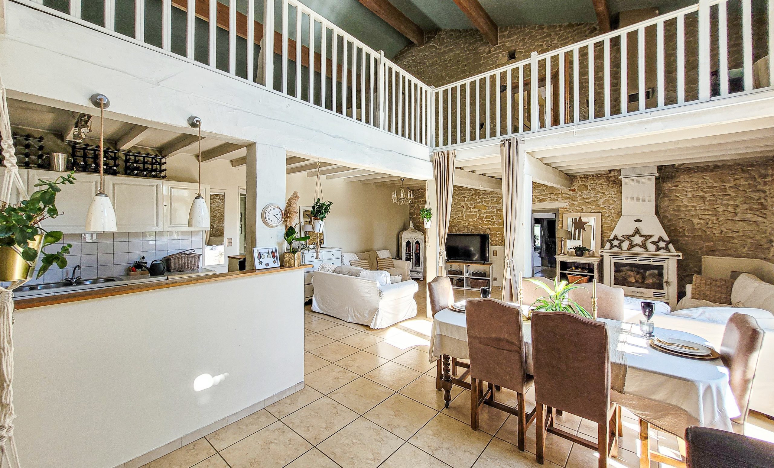 salon décoration rustique chic maison en pierres dans le Lauragais salon décoration rustique chic maison en pierres dans le Lauragais