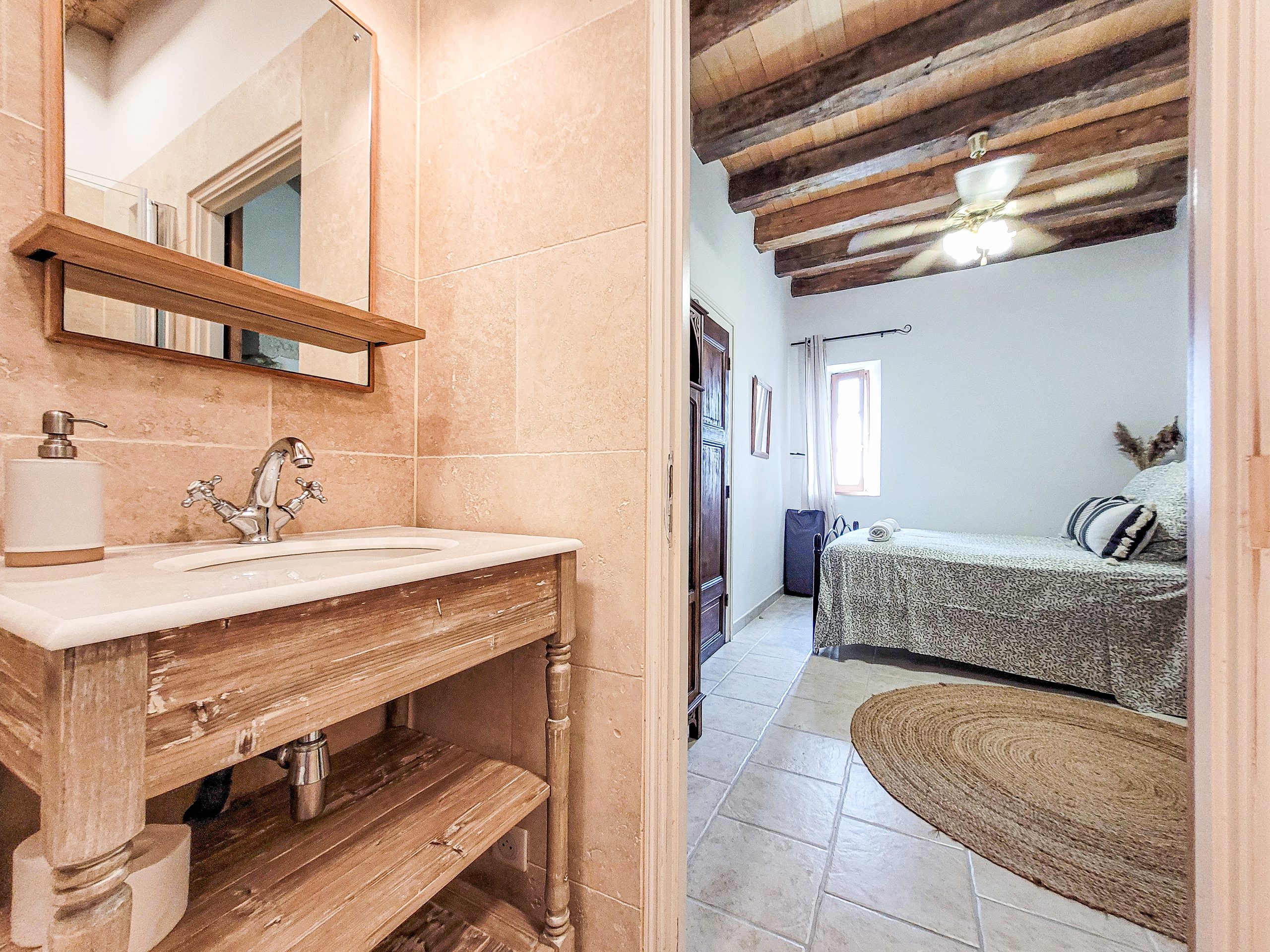 chambre avec poutres et salle de bain maison ancienne en pierres décoration rustique chic chambre avec poutres et salle de bain maison ancienne en pierres décoration rustique chic
