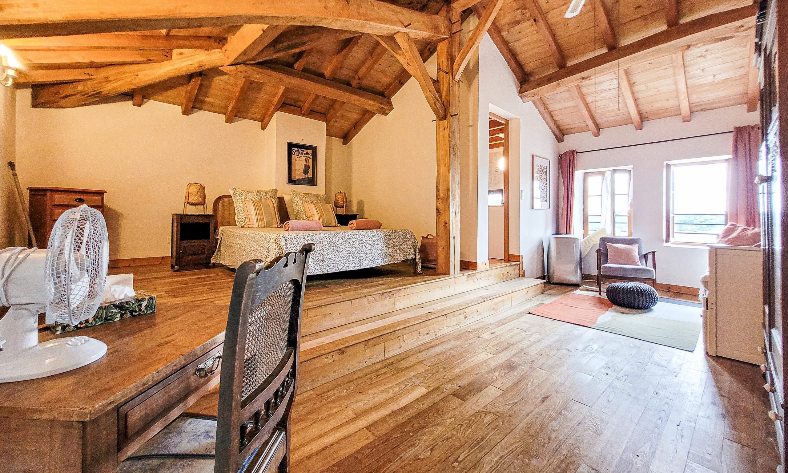 immense chambre avec poutres maison ancienne en pierres décoration rustique chic immense chambre avec poutres maison ancienne en pierres décoration rustique chic