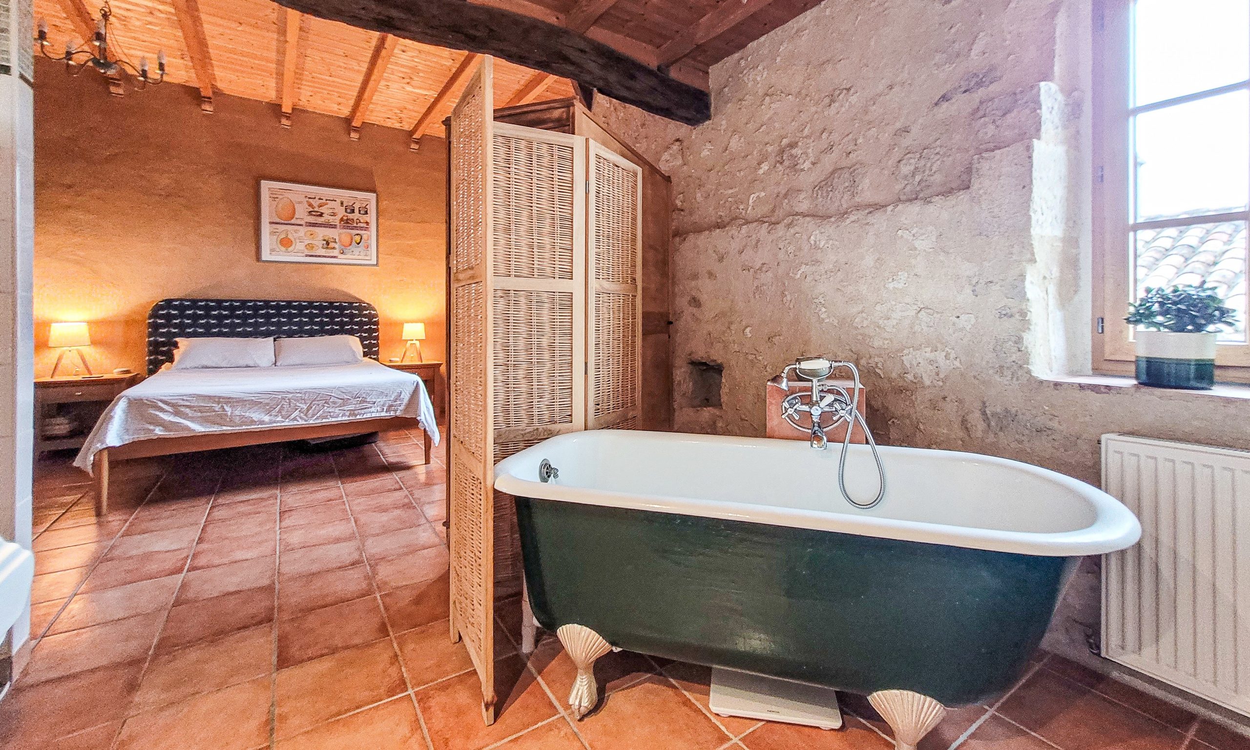 chambre avec poutres et salle de bain rétro maison ancienne en pierres décoration rustique chic chambre avec poutres et salle de bain rétro maison ancienne en pierres décoration rustique chic
