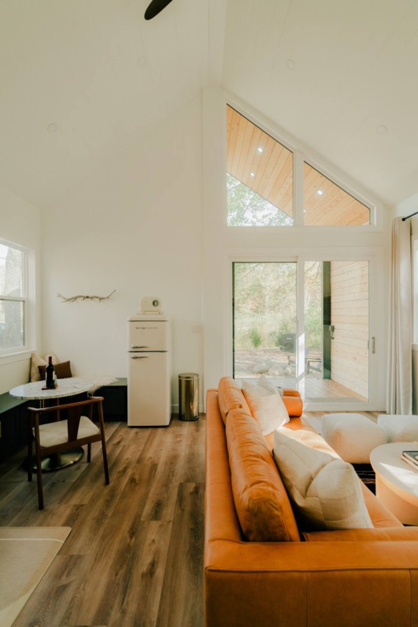 salon double hauteur petite maison 46m2 The Everwoods Alpine salon double hauteur petite maison 46m2 The Everwoods Alpine