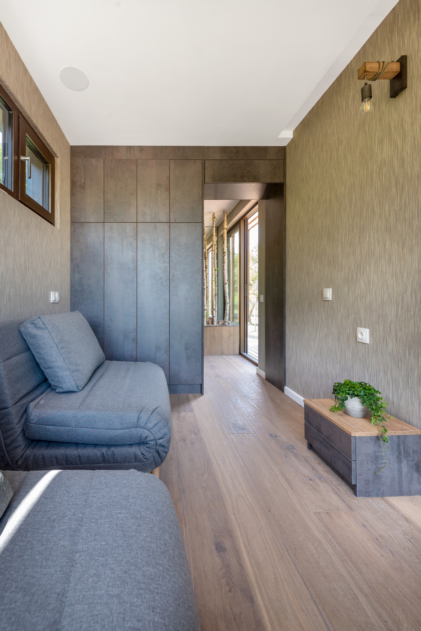 salon petite maison 35m2 sur deux niveaux préfabriquée Cabini salon petite maison 35m2 sur deux niveaux préfabriquée Cabini