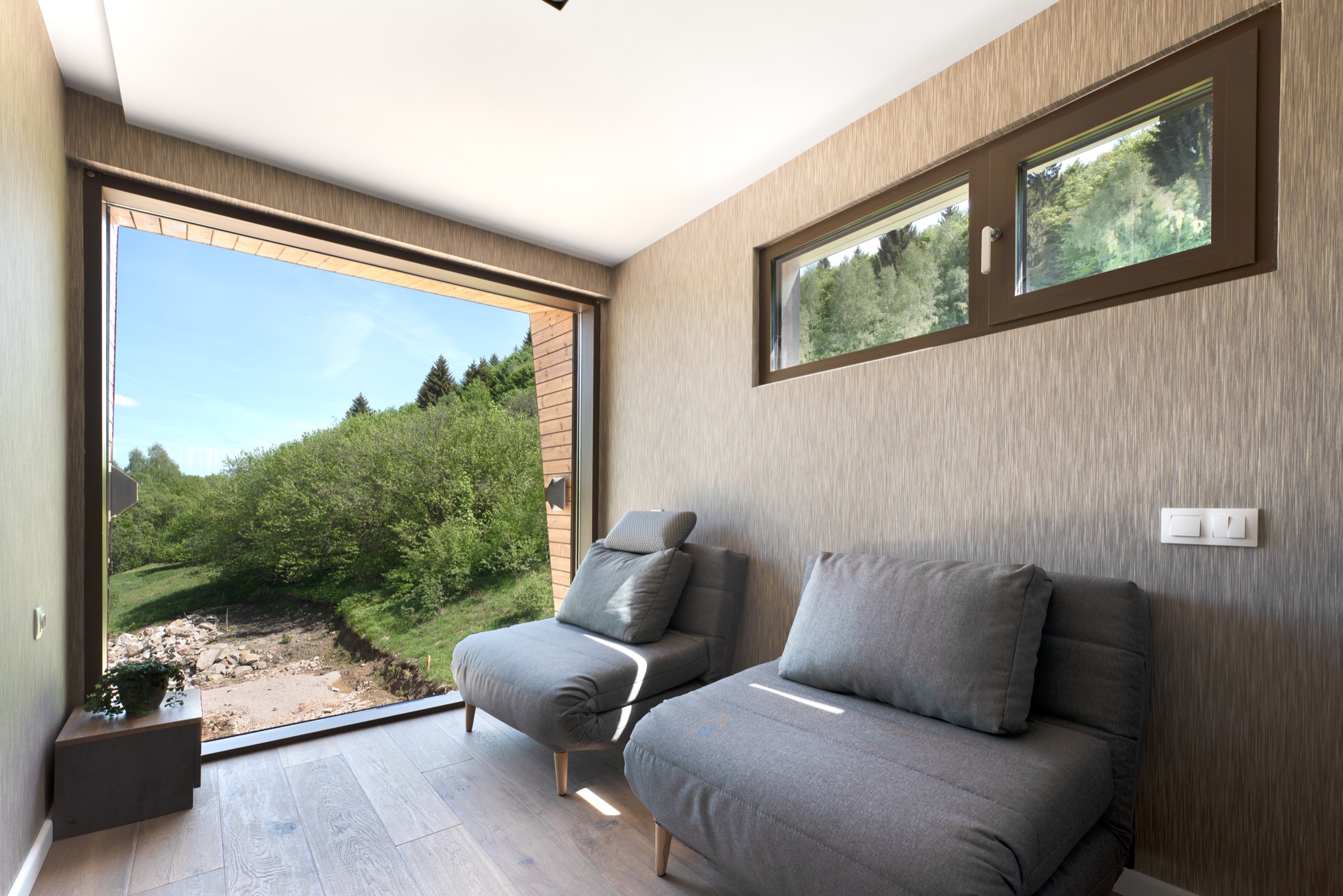 salon petite maison 35m2 sur deux niveaux préfabriquée Cabini salon petite maison 35m2 sur deux niveaux préfabriquée Cabini