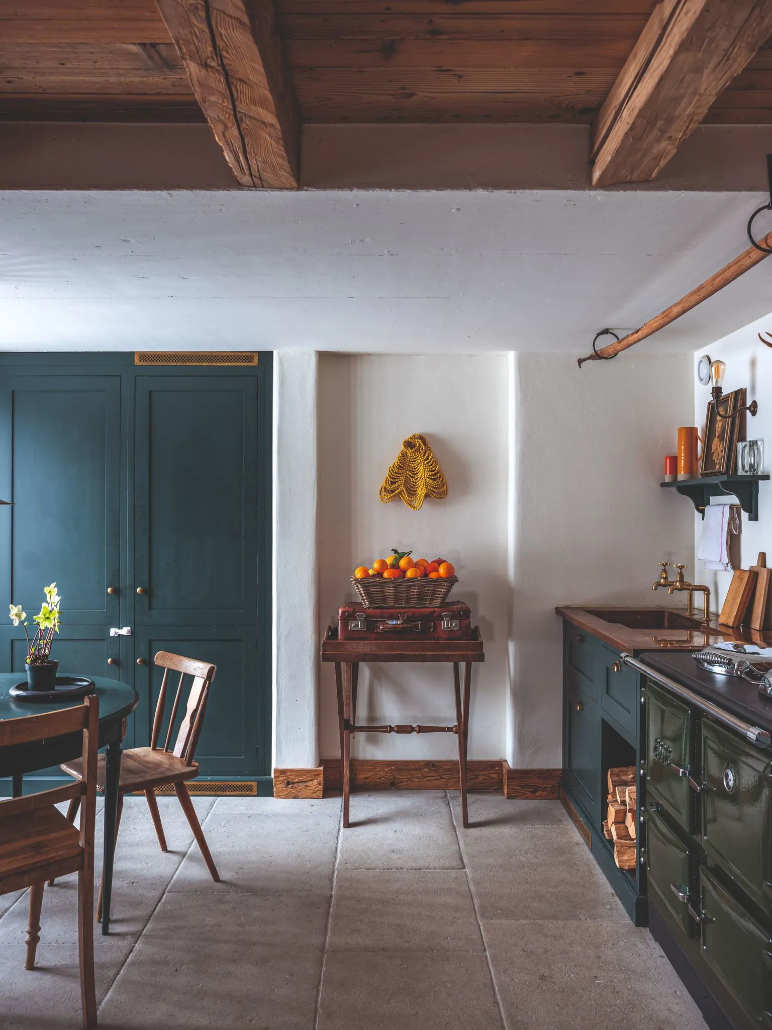 cuisine couleur verte dans chalet décoration contemporaine