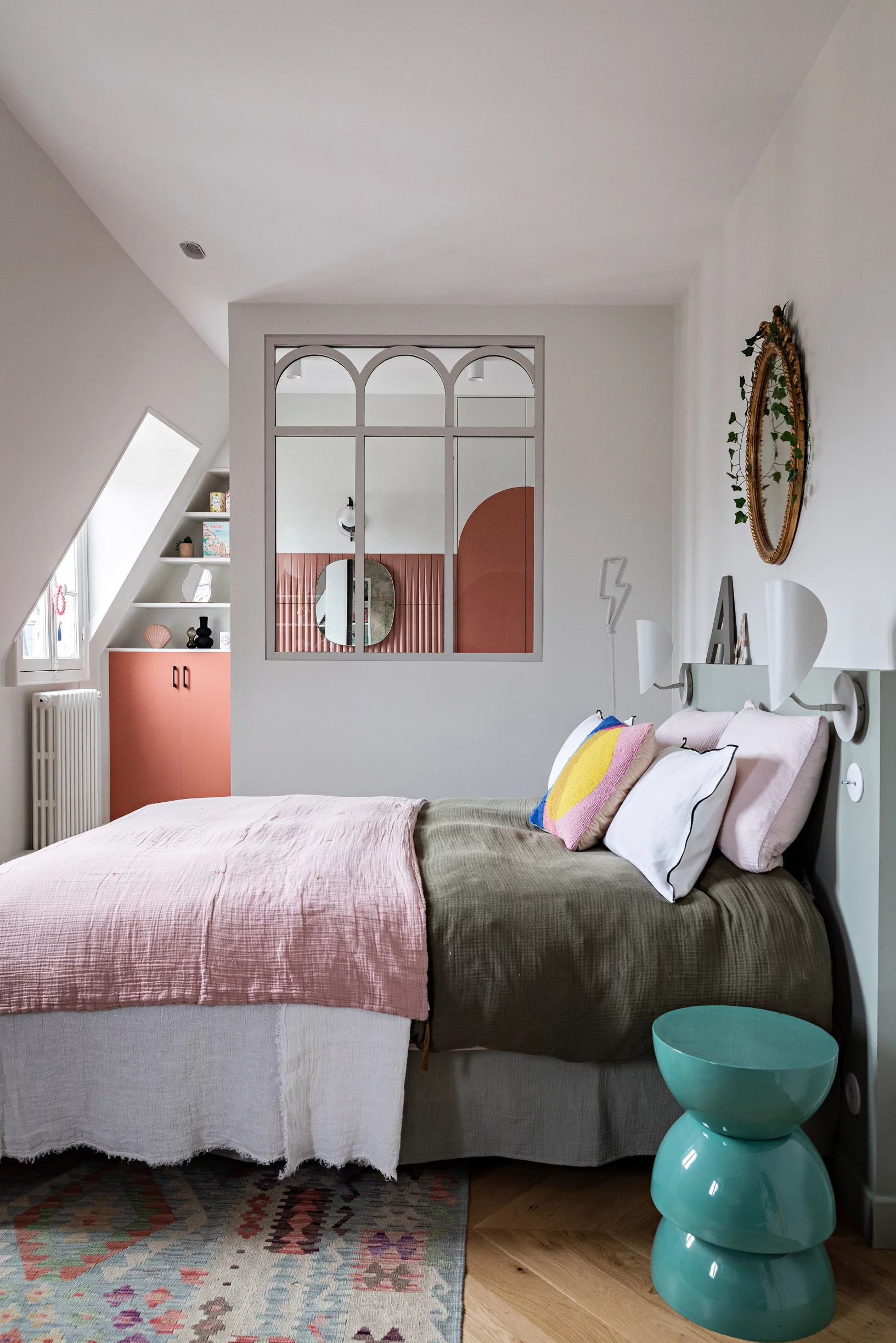 chambre mansardée avec verrière décoration contemporaine et colorée