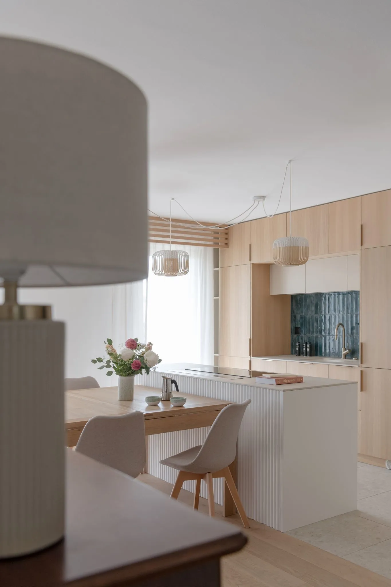 cuisine bois clair carrelage vert décoration contemporaine