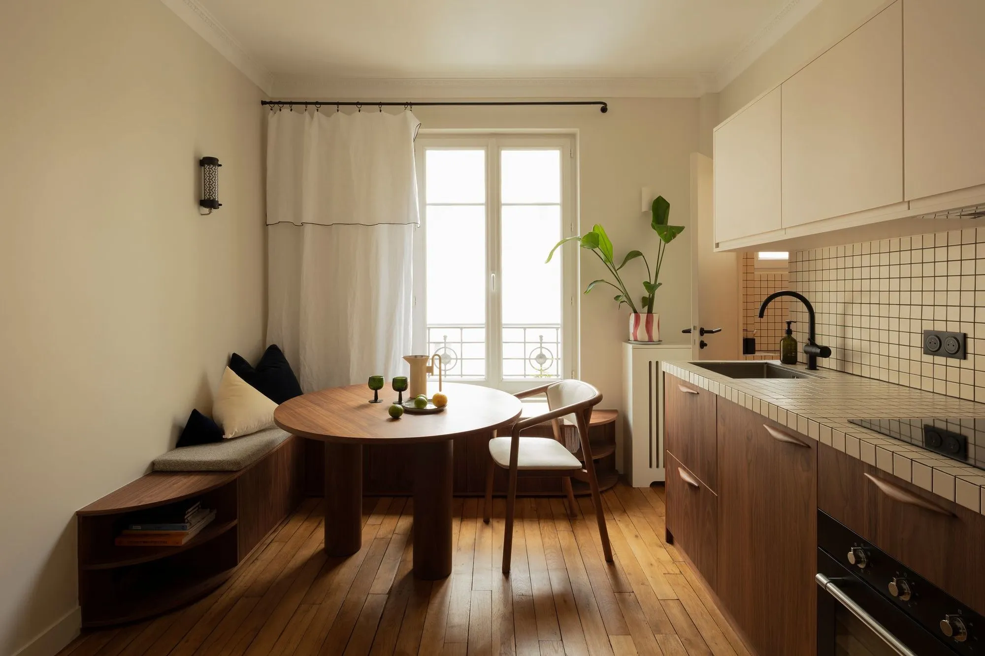cuisine avec coin repas appartement 24m2 Paris décoration contemporaine mid-century
