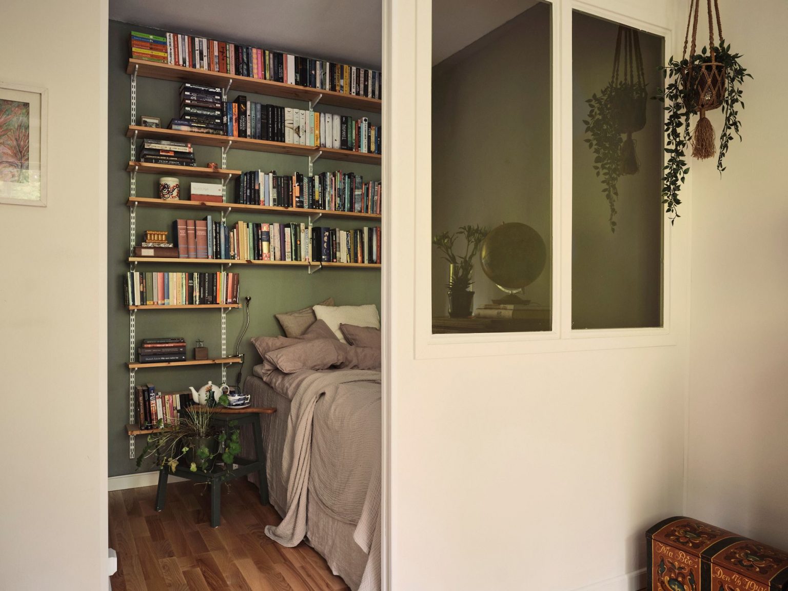 chambre avec verrière bois dans salon appartement 38m2 décoration vintage et scandinave